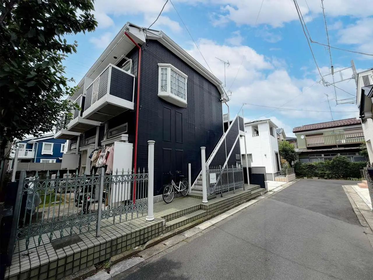 リブレス新田Ⅲの側面外観（出窓・外階段側）｜草加市金明町の一棟アパート