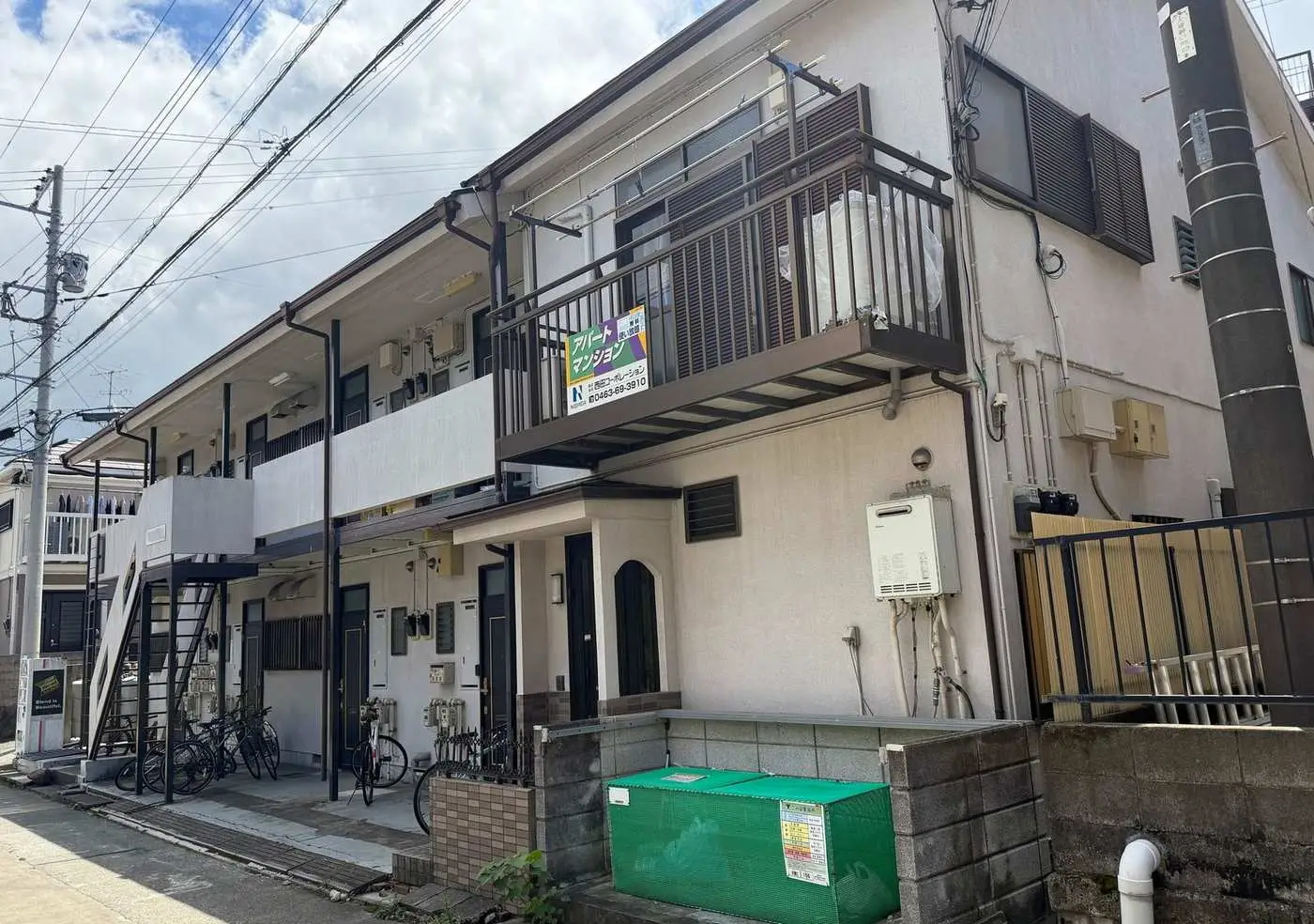 秦野市南矢名一棟アパートの南側外観（バルコニー・玄関まわり）