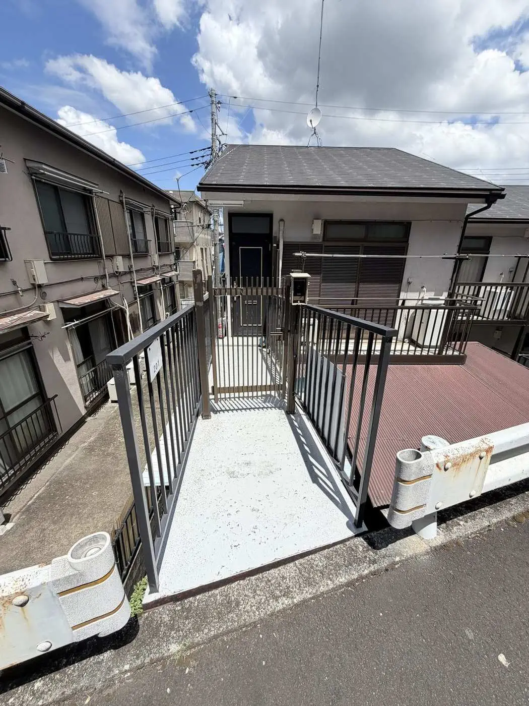 秦野市南矢名一棟アパートの北側共用通路と入口まわり