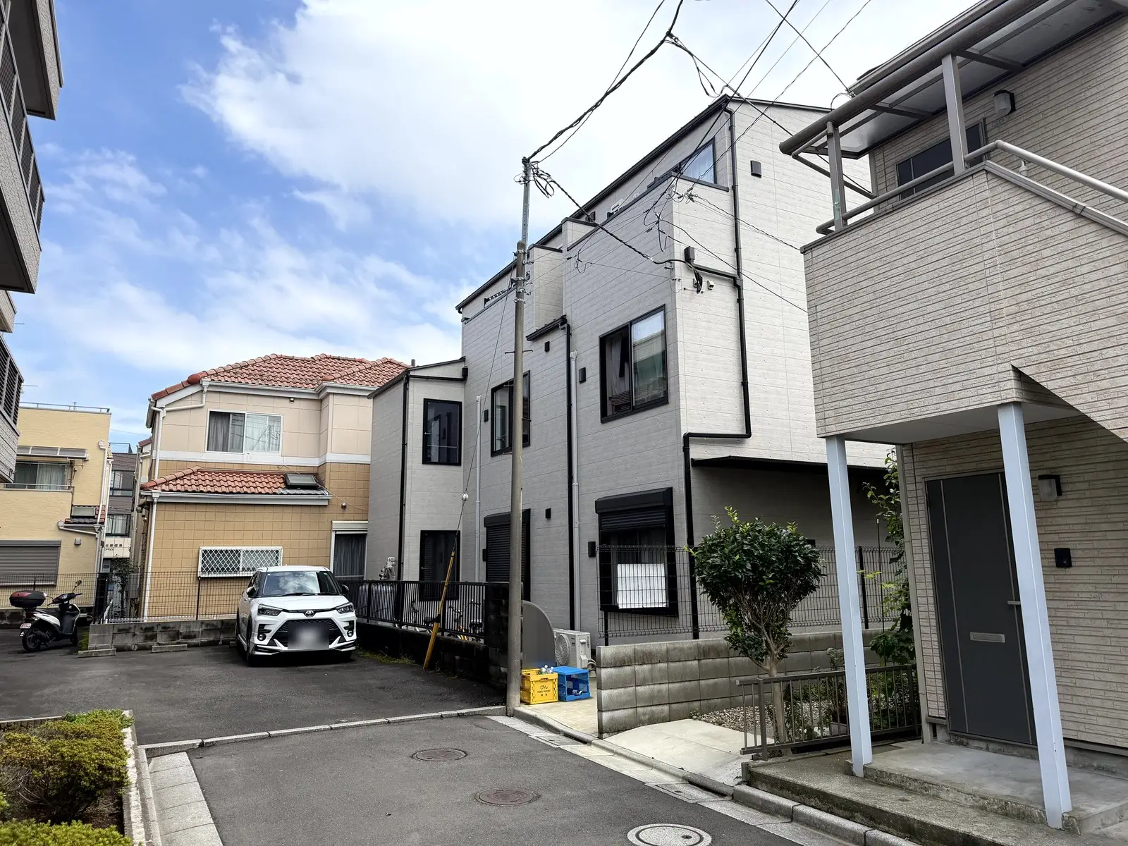 足立区栗原2丁目一棟アパートの外観 — 玄関アプローチ側から見た木造3階建の建物