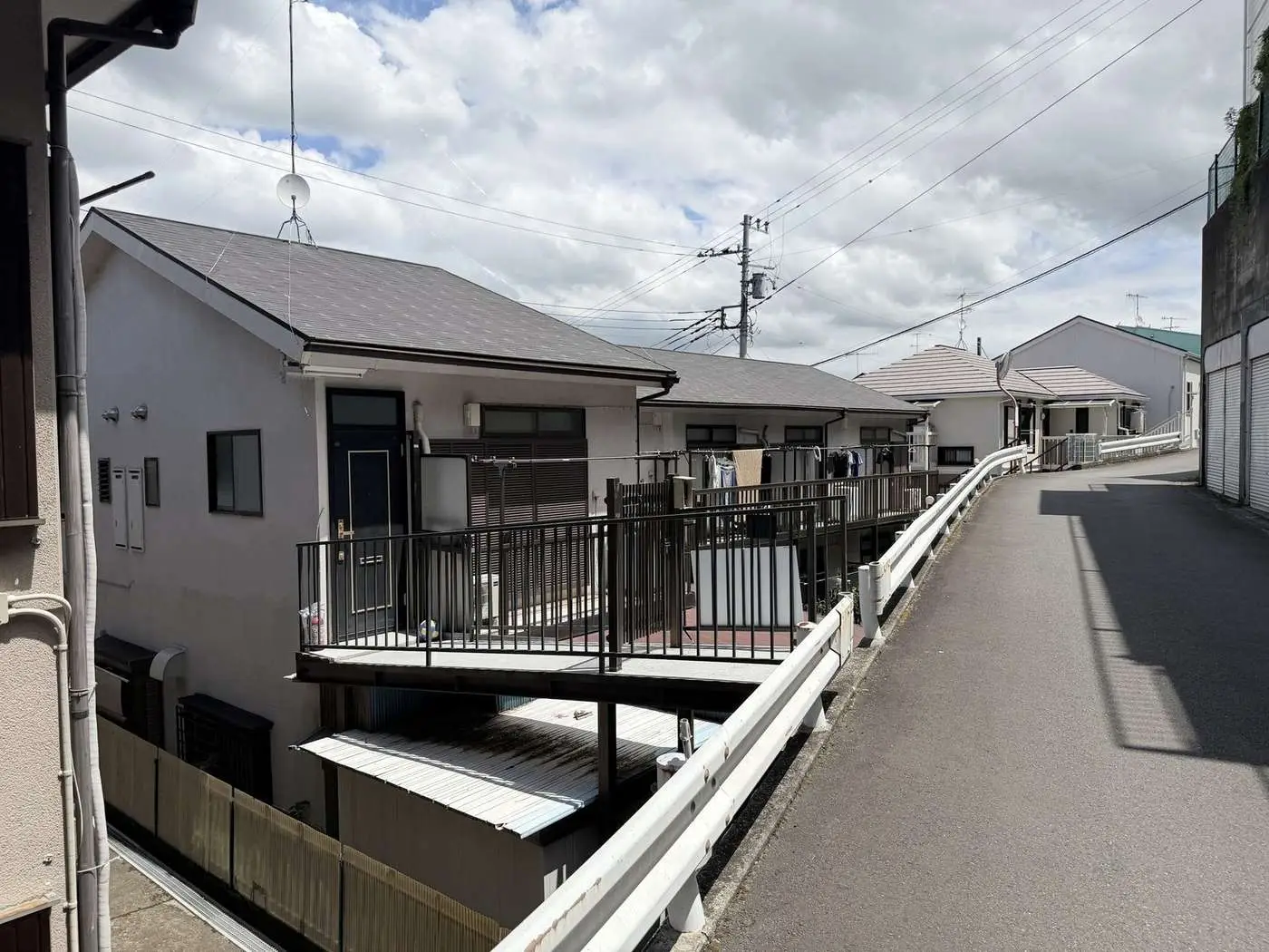 秦野市南矢名一棟アパートの北側私道（位置指定道路）側から見た外観