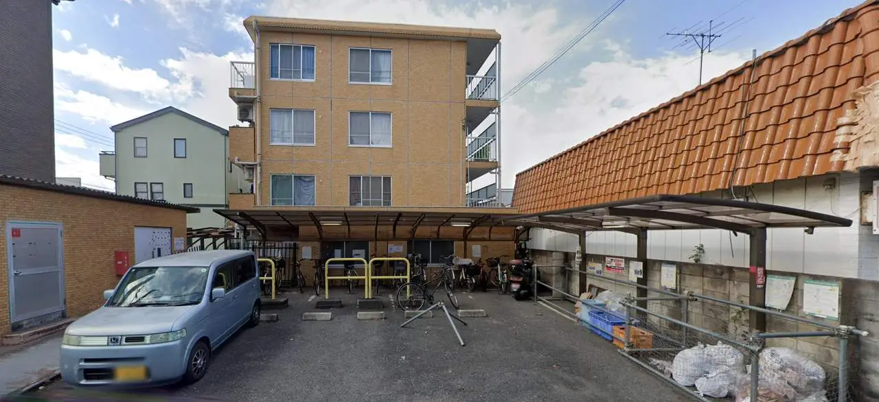 シャトール前川 建物外観と敷地内の駐車場・駐輪場（川口市前川4丁目／JR蕨駅バス便）