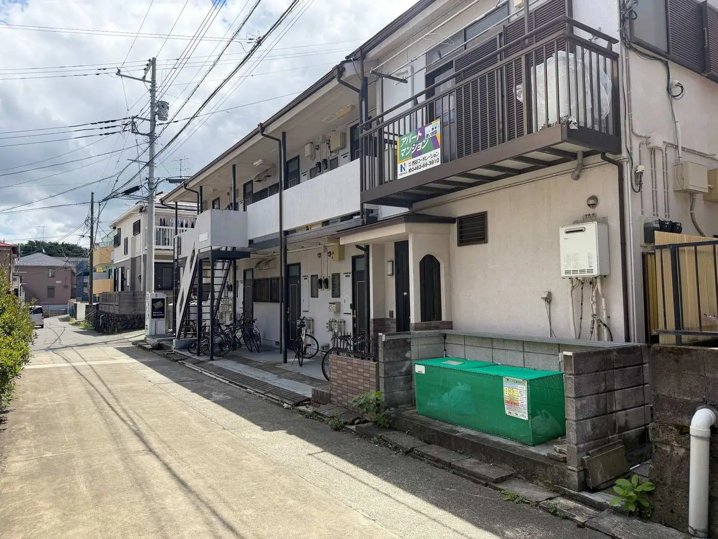 秦野市南矢名一棟アパートの南側外観と駐輪スペース