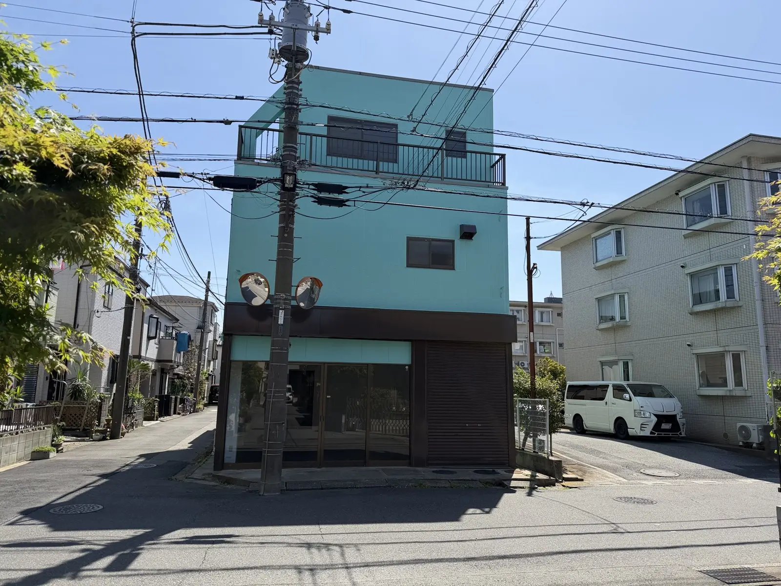 アヤコビル 角地・二方向接道の外観（2026年4月撮影）