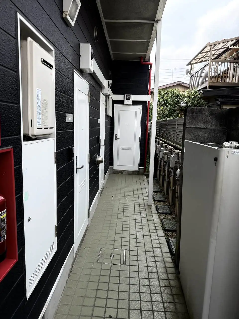 リブレス新田Ⅲの共用部（各住戸玄関前・給湯器）