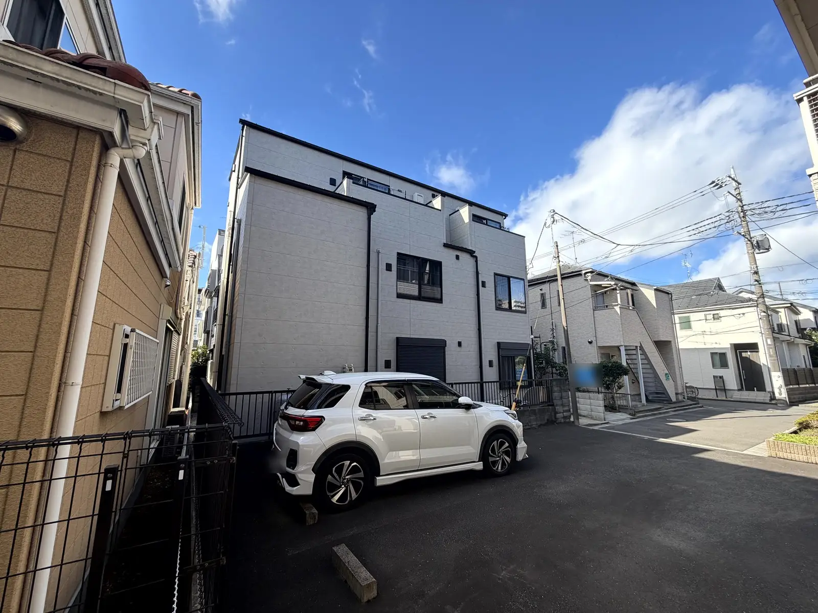 足立区栗原2丁目一棟アパートの建物全景 — 北側私道（位置指定道路・幅員約4m）側からの外観