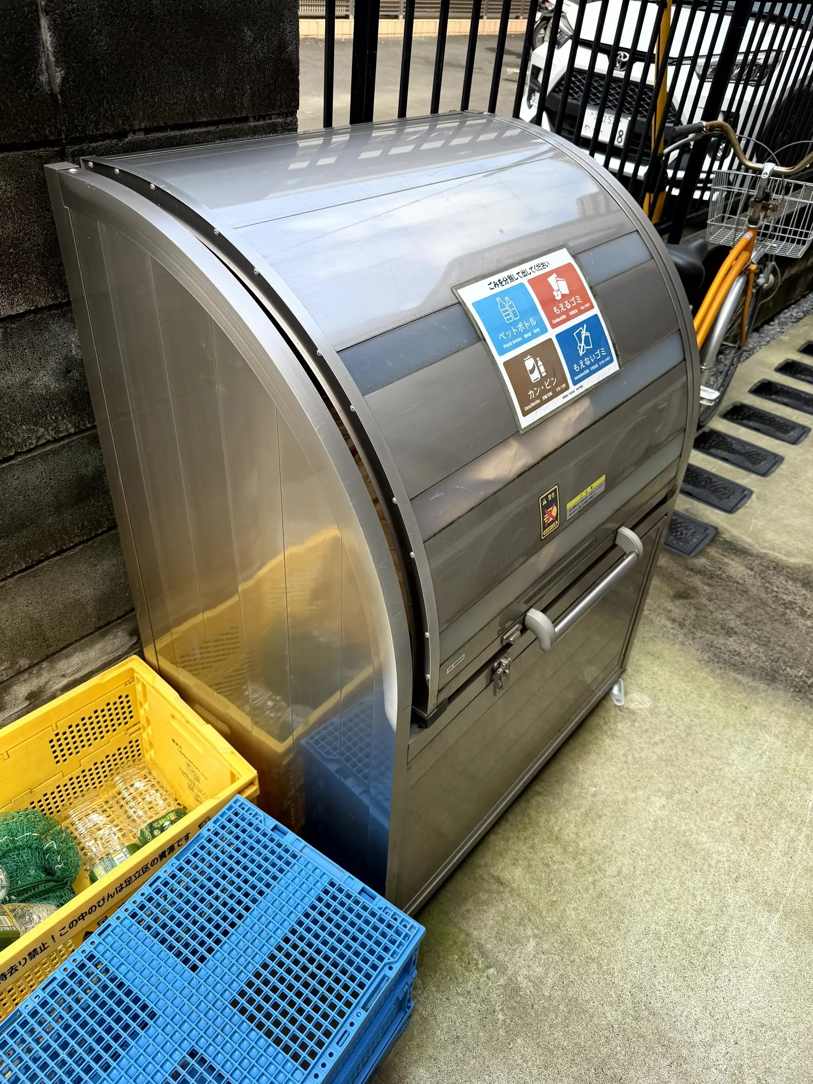 足立区栗原2丁目一棟アパートの共用部 — ゴミ置場のダストボックス