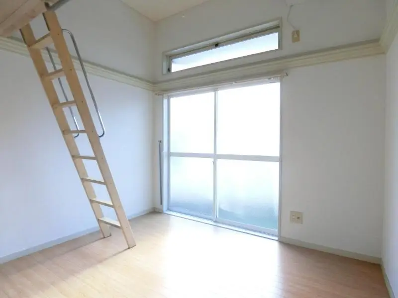 北千住ガーデンの室内｜1K＋ロフトの居室（ロフト用はしご・掃き出し窓）
