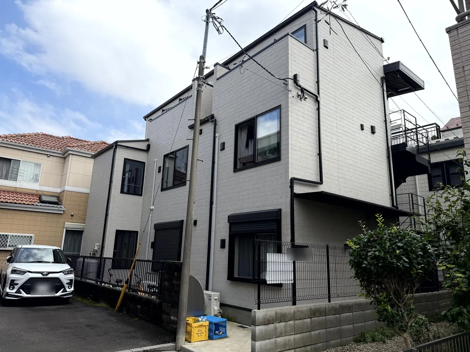 足立区栗原2丁目一棟アパートの外観 — 側面から見た木造合金メッキ鋼板ぶき3階建